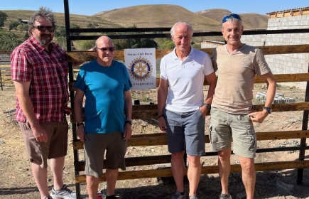 Die Davoser Delegation bei der Einweihung der «Rotary Davos Alp Nurmaeisa» im September 2025